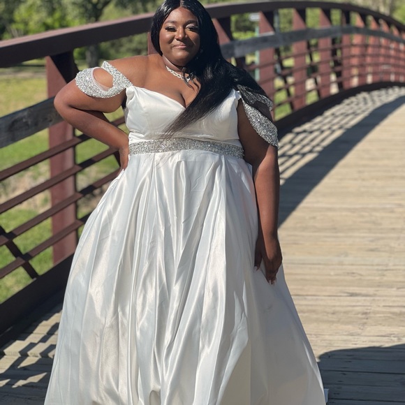 I am selling my junior year prom dress . - Picture 3 of 5